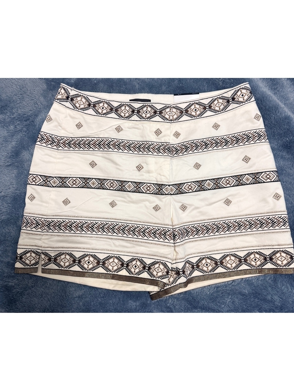WHBM  Embroidered 5" Shorts Size 6 with Geometric Pattern